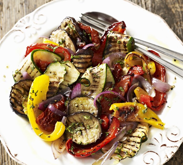 Mediterrane Grillgemüse auf einem Teller / Draufsicht | © StockFood / Brachat, Oliver 