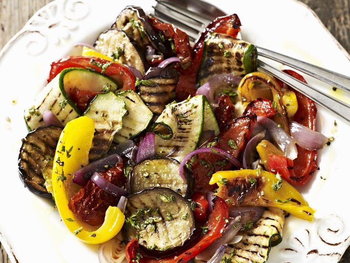 Mediterrane Grillgemüse auf einem Teller / Draufsicht | © StockFood / Brachat, Oliver 