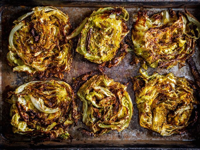 Backblech mit sechs gebackenen Weißkohlsteaks. | © StockFood / Krimshandl-Tauscher, Sandra