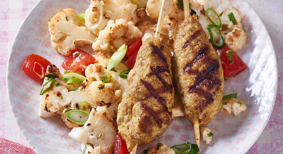 Geflügelspieße mit Blumenkohlsalat