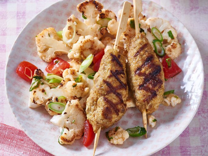 Geflügelspieße mit Blumenkohlsalat | © Matthias Liebich