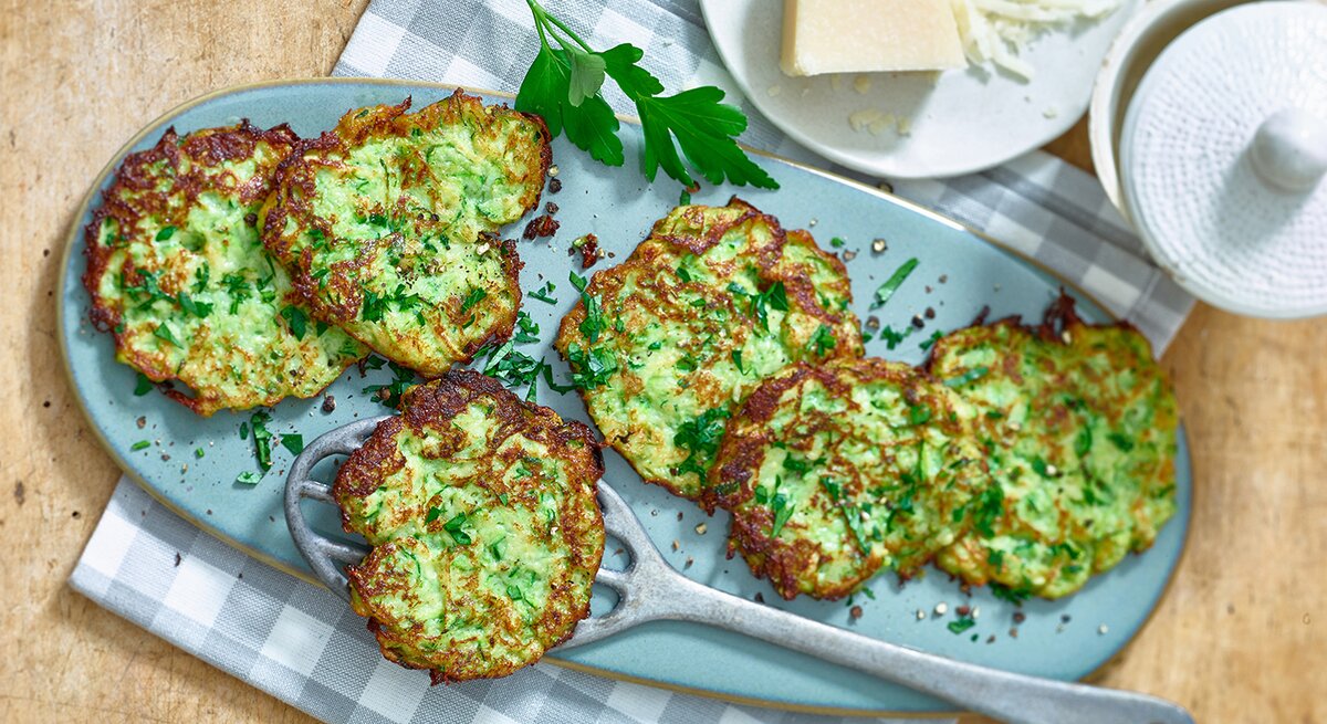 Draufsicht auf mehrere kross gebratene Zucchini-Puffer – natürlich Low Carb.