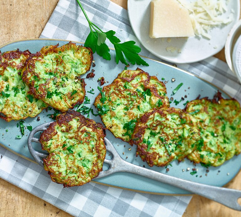 Draufsicht auf mehrere kross gebratene Zucchini-Puffer – natürlich Low Carb. | © Matthias Liebich