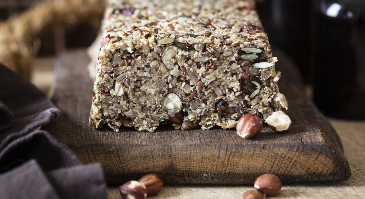 Aufgeschnittenes Kastenbrot mit vielen Nüssen und Samen. 