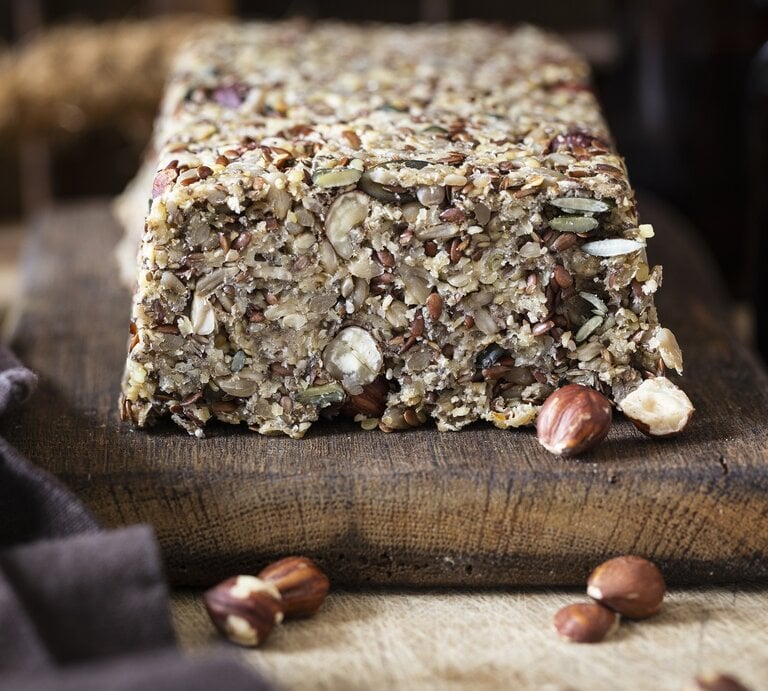 Aufgeschnittenes Kastenbrot mit vielen Nüssen und Samen.  | © StockFood / Godt, Nicole