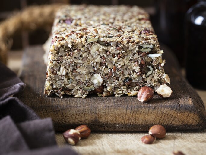 Aufgeschnittenes Kastenbrot mit vielen Nüssen und Samen.  | © StockFood / Godt, Nicole