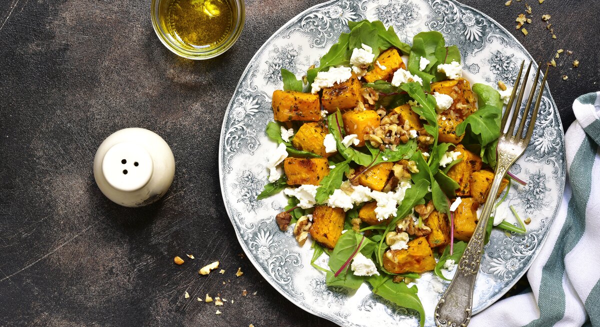 Farbenfroh und einfach lecker: Kürbissalat mit Rucola & Feta.