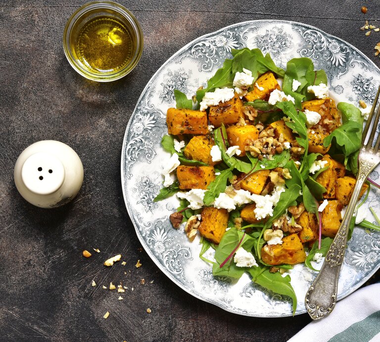 Farbenfroh und einfach lecker: Kürbissalat mit Rucola & Feta. | © iStock.com/Lilechka75