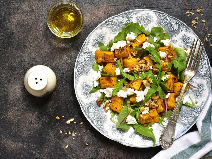 Farbenfroh und einfach lecker: Kürbissalat mit Rucola & Feta. | © iStock.com/Lilechka75