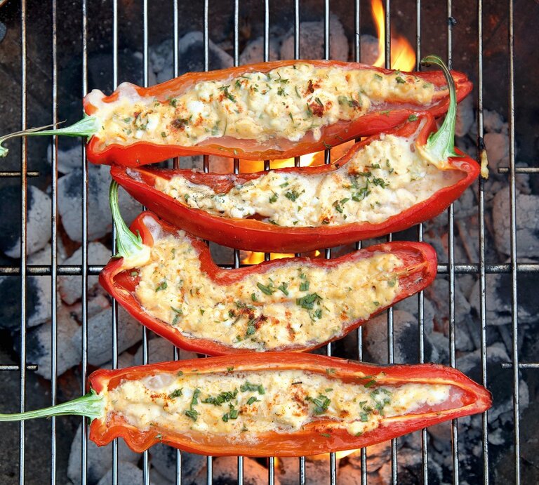 Gegrillte Paprika mit Schafskäse und Rosmarin | © StockFood/Gross, Petr