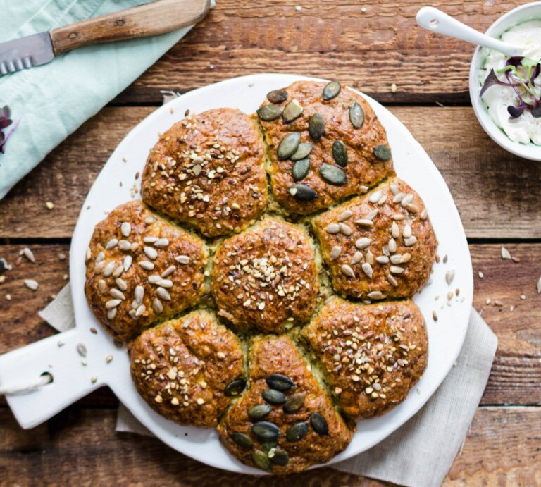 Brötchensonne auf rustikalem Holztisch von oben fotografiert. | © StockFood / ZS Verlag / Speck, Sabrina