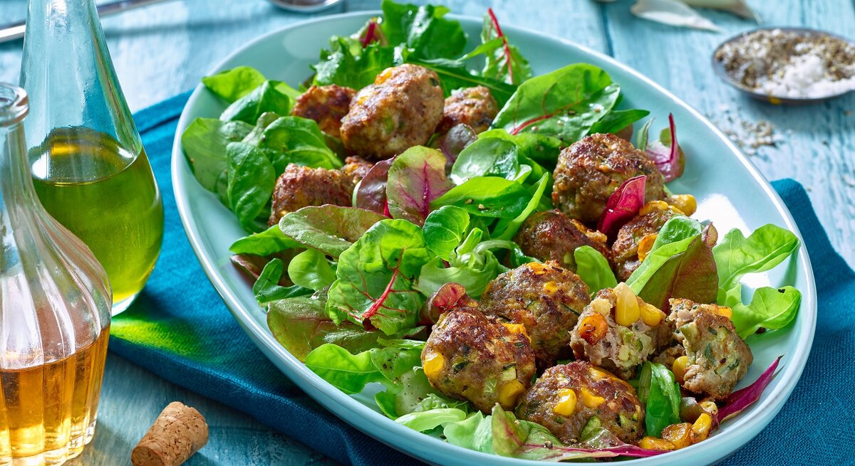 Zucchini-Hackbällchen mit Salat