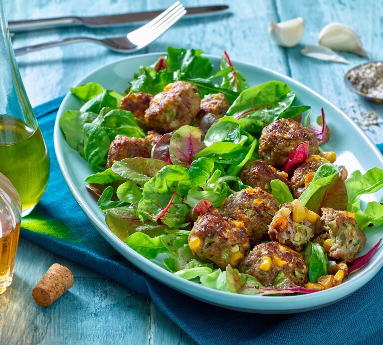 Zucchini-Hackbällchen mit Salat | © Matthias Liebich