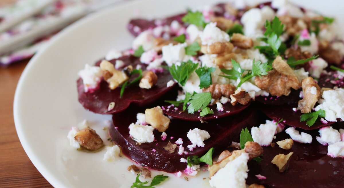 Rote-Bete-Salat mit Feta auf rundem Teller / Bildausschnitt / Draufsicht, schräg