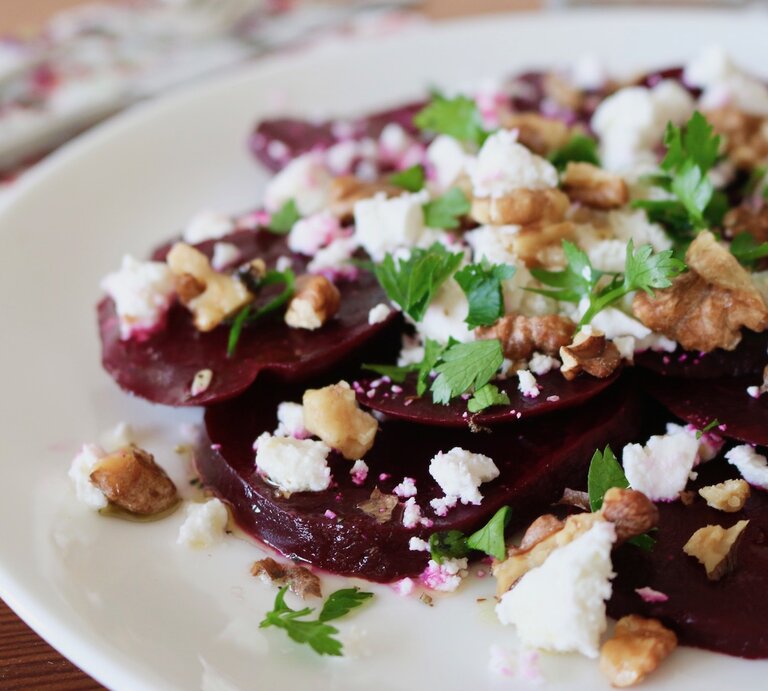 Rote-Bete-Salat mit Feta auf rundem Teller / Bildausschnitt / Draufsicht, schräg | © Nadine Hüttenrauch