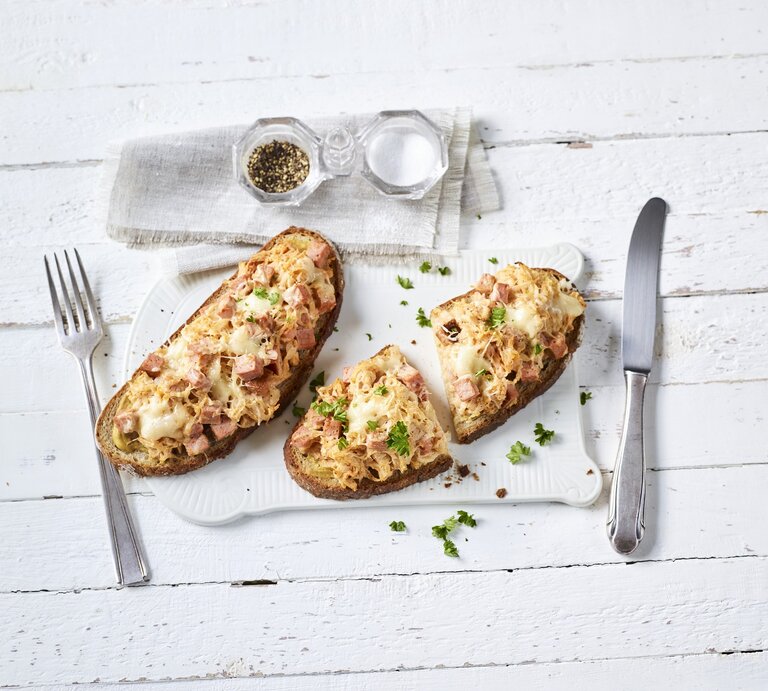 Ein weißer Holztisch mit den beiden belegten Brotscheiben von oben fotografiert. | © StockFood / Gräfe & Unzer Verlag / Arras, Klaus