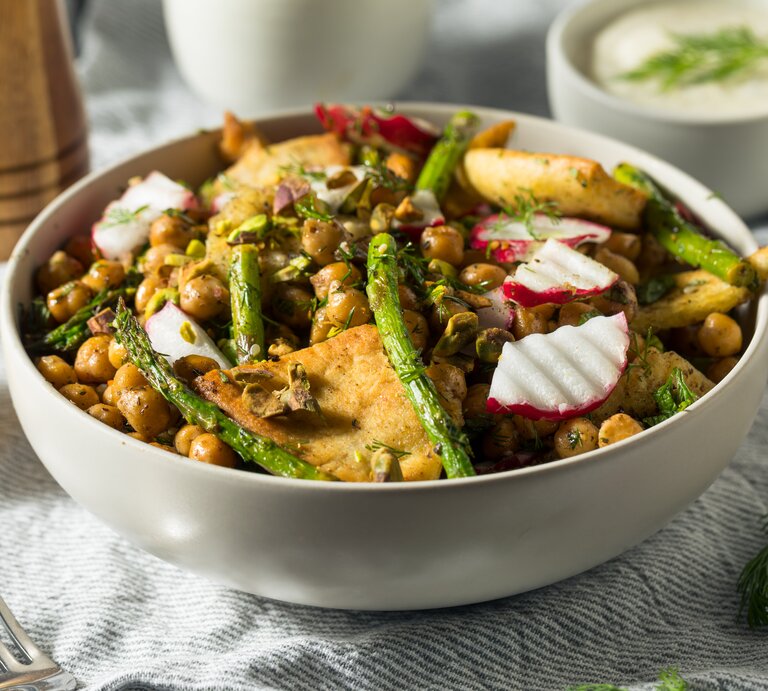 Sommerliche Aufnahme von einer Schüssel mit libanesischem Brotsalat mit gebratenen Spargel und Radieschen.  | © Getty Images/bhofack2