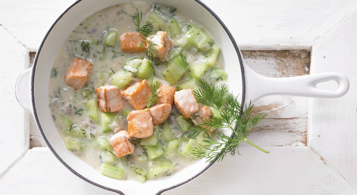 Topf mit Lachs-Gurken-Pfanne mit Dill / Darufsicht