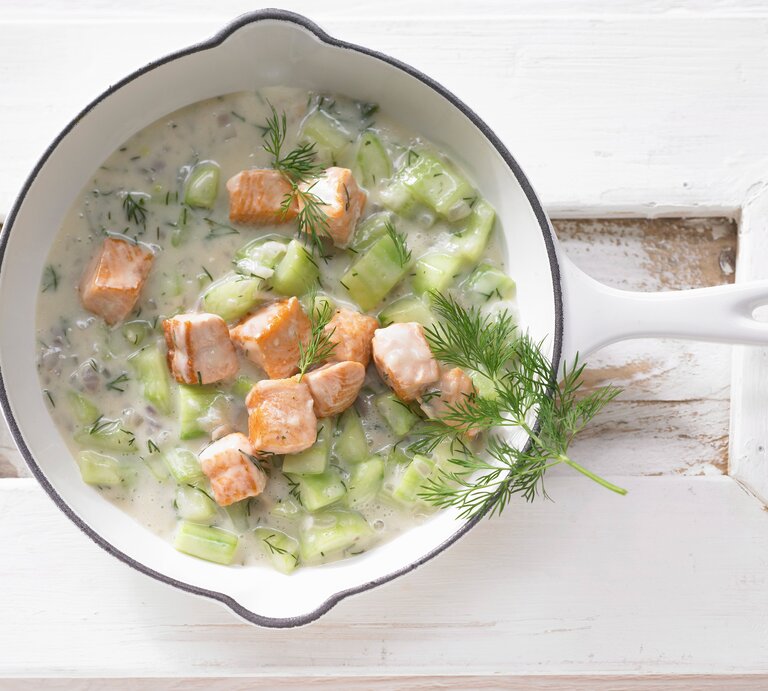 Topf mit Lachs-Gurken-Pfanne mit Dill / Darufsicht | © StockFood / Westermann, Jan-Peter