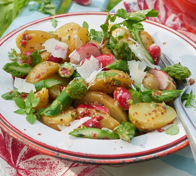 Kartoffelsalat mit Spargel und Honig-Senf-Soße | © MATTHIAS LIEBICH