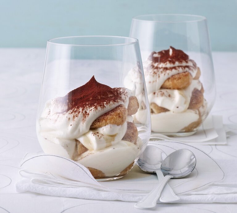 Verführerisches Dessert: Kalorienarmes Tiramisu mit Pudding-Quark-Creme | © StockFood/Hoersch, Julia