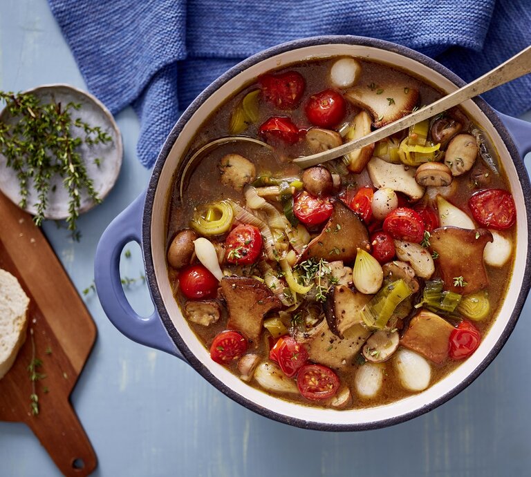 Pilzgulasch in rundem Topf, darin eine Suppenkelle.  | © EAT CLUB/Isabell Triemer