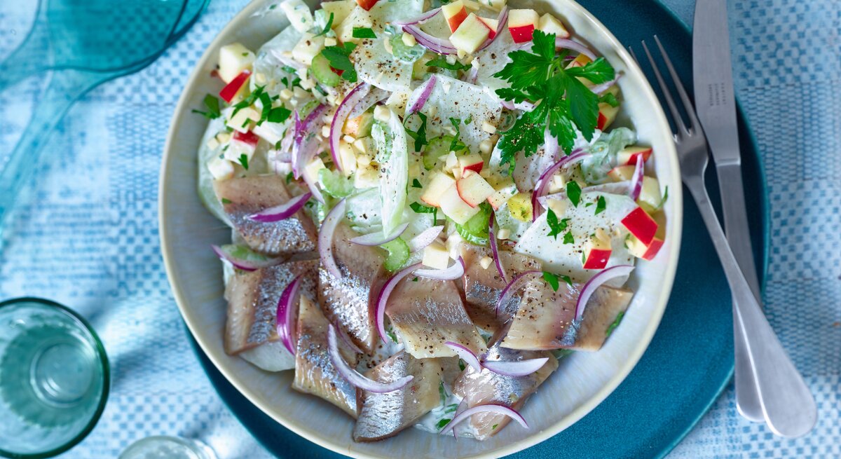 Salat mal anders: Kennst du schon den leckeren Kohlrabisalat mit Matjes? Wie du das Low Carb-Rezept zubereitest, verraten wir dir hier.