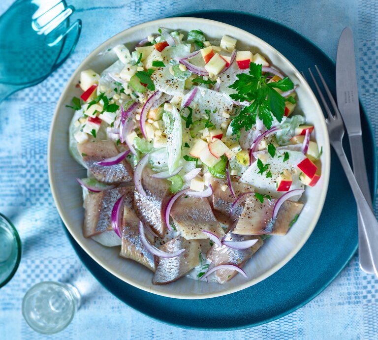Salat mal anders: Kennst du schon den leckeren Kohlrabisalat mit Matjes? Wie du das Low Carb-Rezept zubereitest, verraten wir dir hier. | © Matthias Liebich