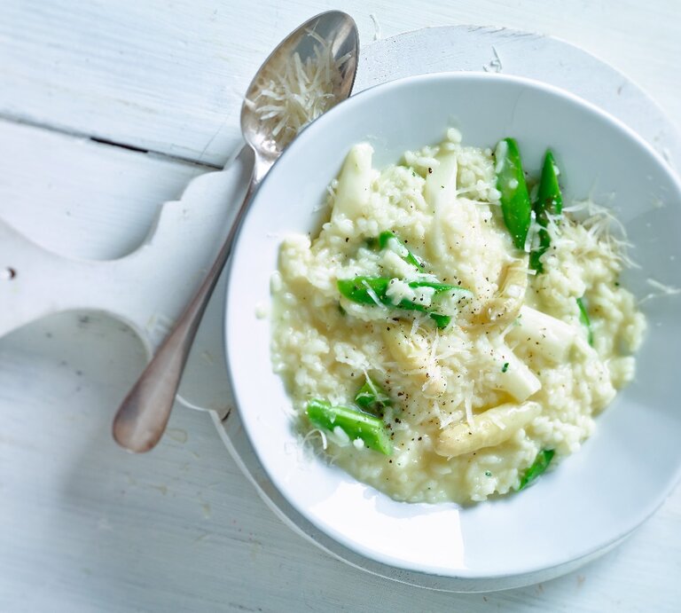 Cremiges Risotto mit grünem und weißem Spargel auf einem Teller. | © Matthias Liebich