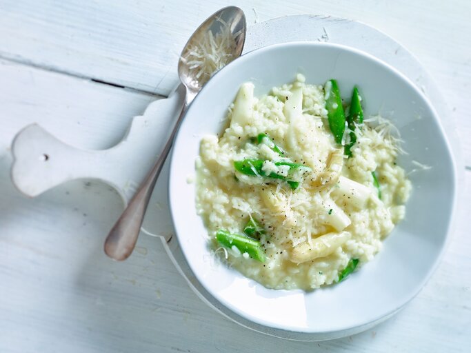 Cremiges Risotto mit grünem und weißem Spargel auf einem Teller. | © Matthias Liebich