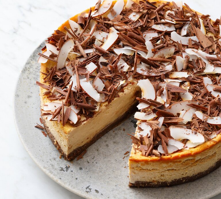 Der Kuchen mit einem ausgeschnittenen Stück auf einem grauen Teller von schräg oben fotografiert. | © Neubauer, Matthias