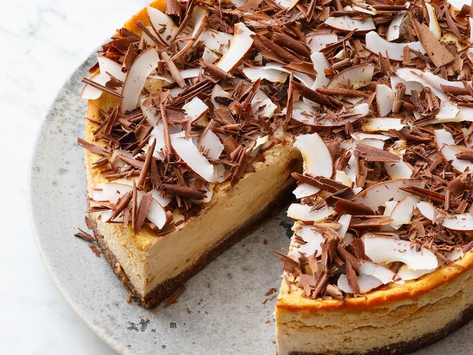 Der Kuchen mit einem ausgeschnittenen Stück auf einem grauen Teller von schräg oben fotografiert. | © Neubauer, Matthias