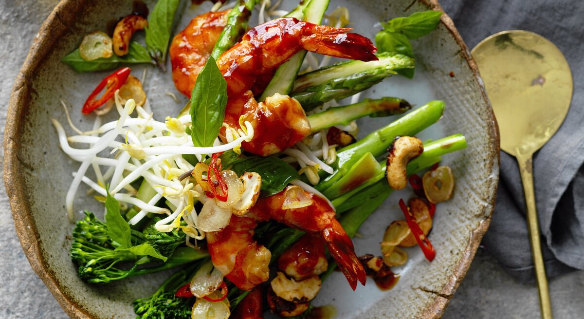 Garnelenpfanne mit Spargel und Broccolini