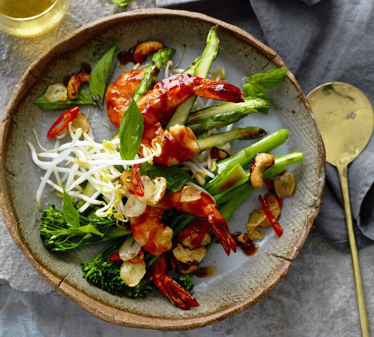 Garnelenpfanne mit Spargel und Broccolini | © StockFood / Bauer Syndication