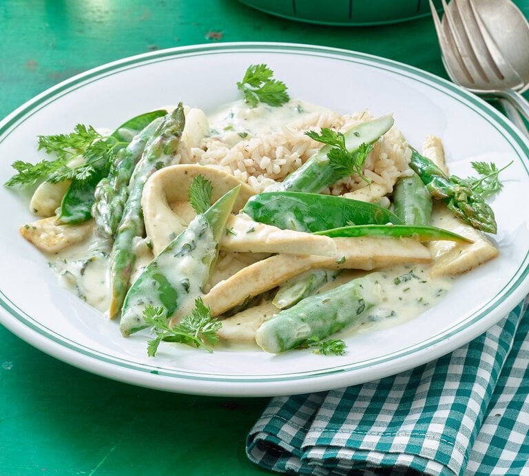 Teller mit Tofu-Geschnetzeltem, grünem Spargel und cremiger Soße. | © StockFood/Matthias Liebich