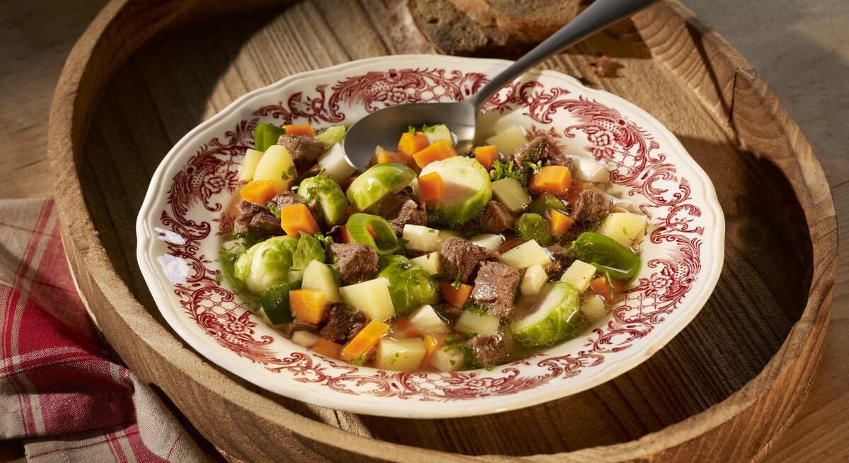 Eine Suppe, die dich stärkt, aber nicht ausbremst! Die leichte Bergsteigersuppe kombiniert würzige Aromen mit bekömmlichen Zutaten – genau das Richtige für aktive Genießer*innen.
