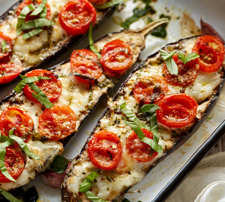 gebackene Auberginenscheiben belegt mit Tomate, Käse und Basilikum. | © Getty Images/ zi3000