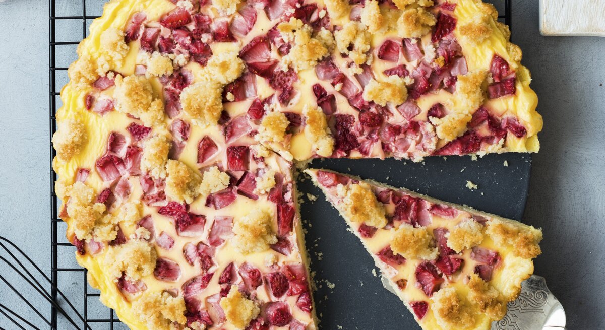 Erdbeerkuchen mit Schmand und Streuseln / Nahaufnahme / Draufsicht