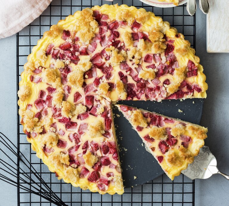 Erdbeerkuchen mit Schmand und Streuseln / Nahaufnahme / Draufsicht | © StockFood / ZS Verlag / Speck, Sabrina
