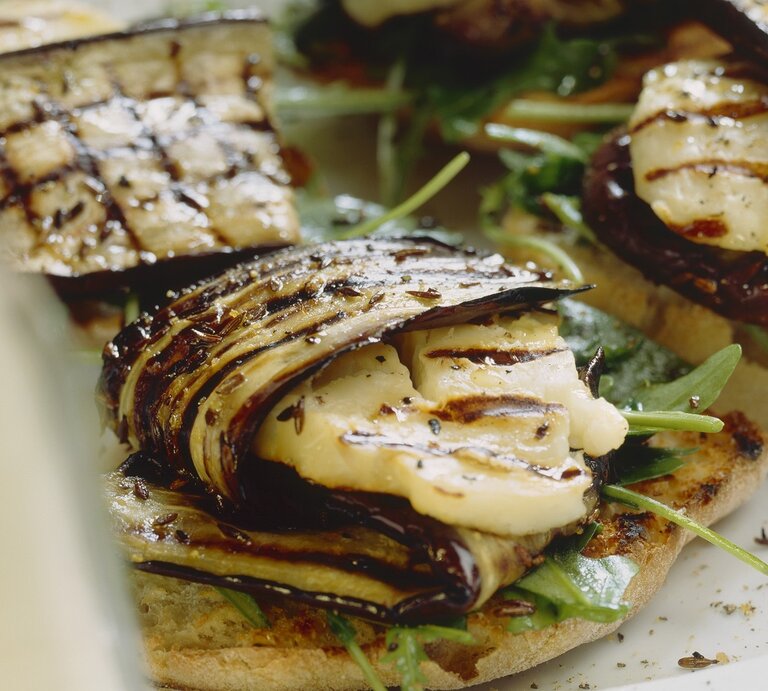 Draufsicht / zwei gegrillte Aubergine mit Halloumi / Nahaufnahme | © StockFood/Octopus collection