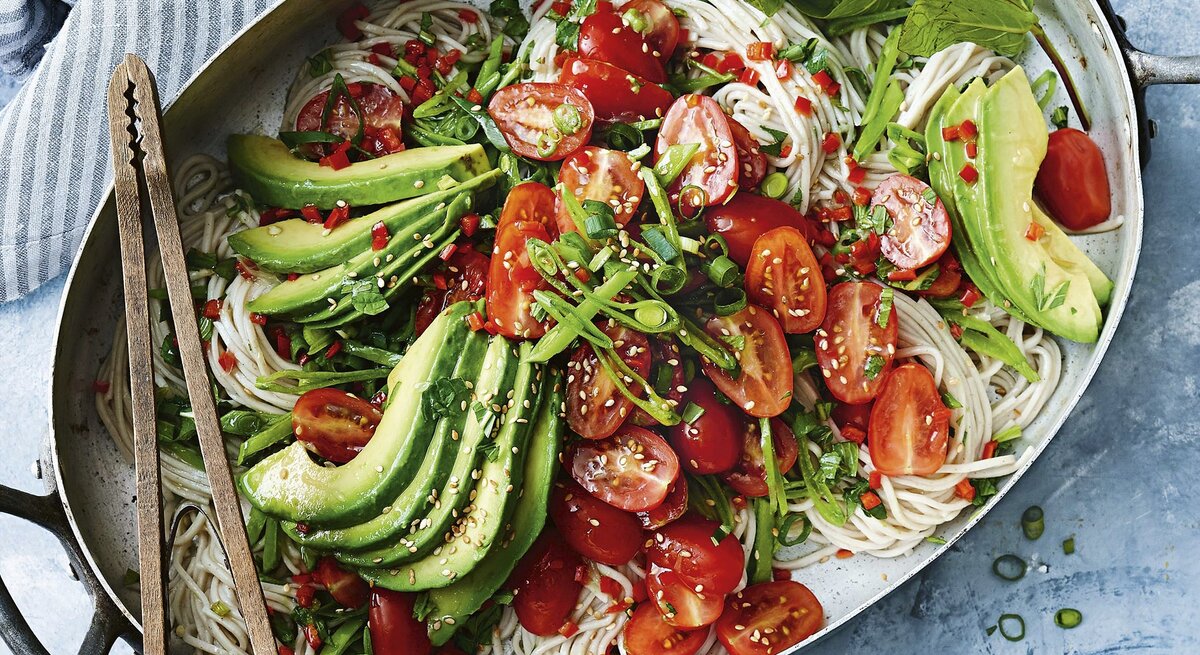 Sobanudel-Salat mit Avocado, Sesam und Limette. Serviert in einer großen Metallform auf grauem Tisch. Alles direkt von oben fotografiert. | © StockFood / News Life Media Pty Limited