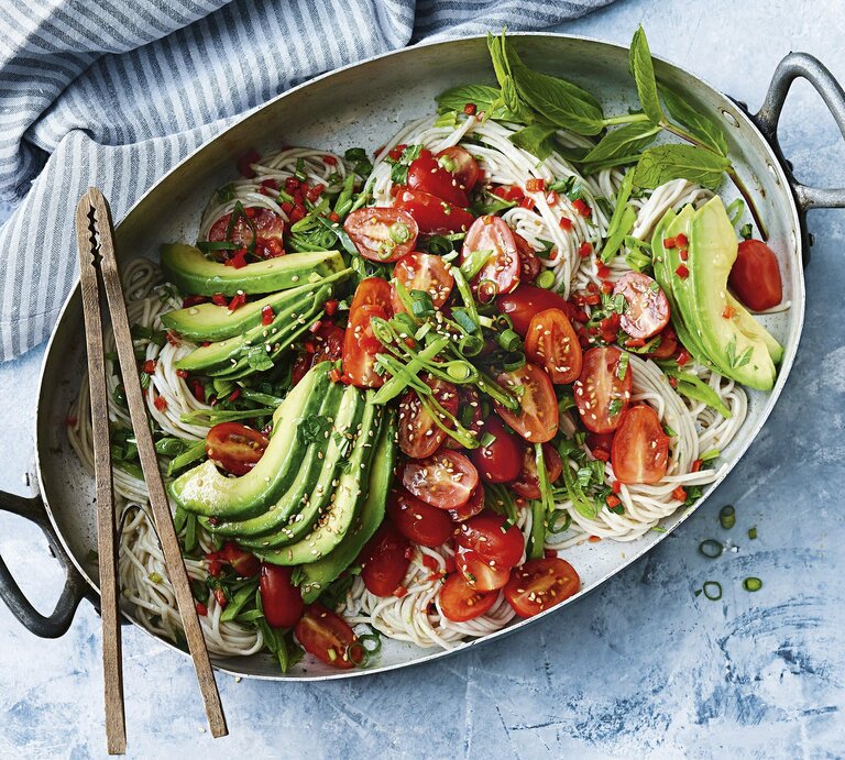 Sobanudel-Salat mit Avocado, Sesam und Limette. Serviert in einer großen Metallform auf grauem Tisch. Alles direkt von oben fotografiert. | © StockFood / News Life Media Pty Limited