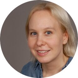 Eine blonde Frau lächelt in die Kamera.  | © privat