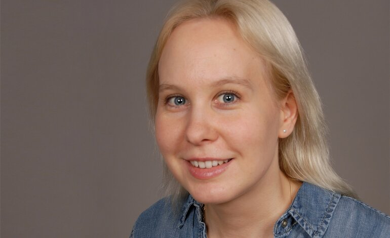 Eine blonde Frau lächelt in die Kamera.  | © privat