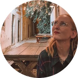 Blonde Frau mit Brille in einer mediterranen Umgebung.  | © privat