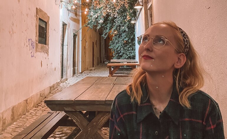 Blonde Frau mit Brille in einer mediterranen Umgebung.  | © privat