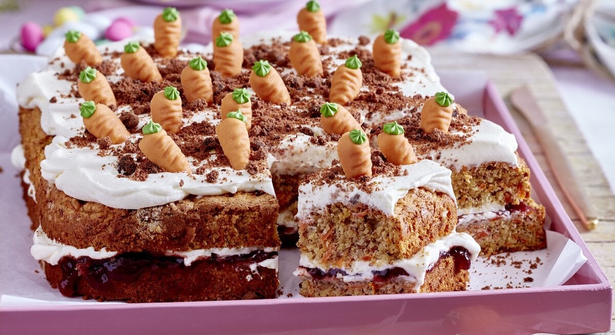 Karotten-Blechkuchen, passen zu Ostern geschmückt.