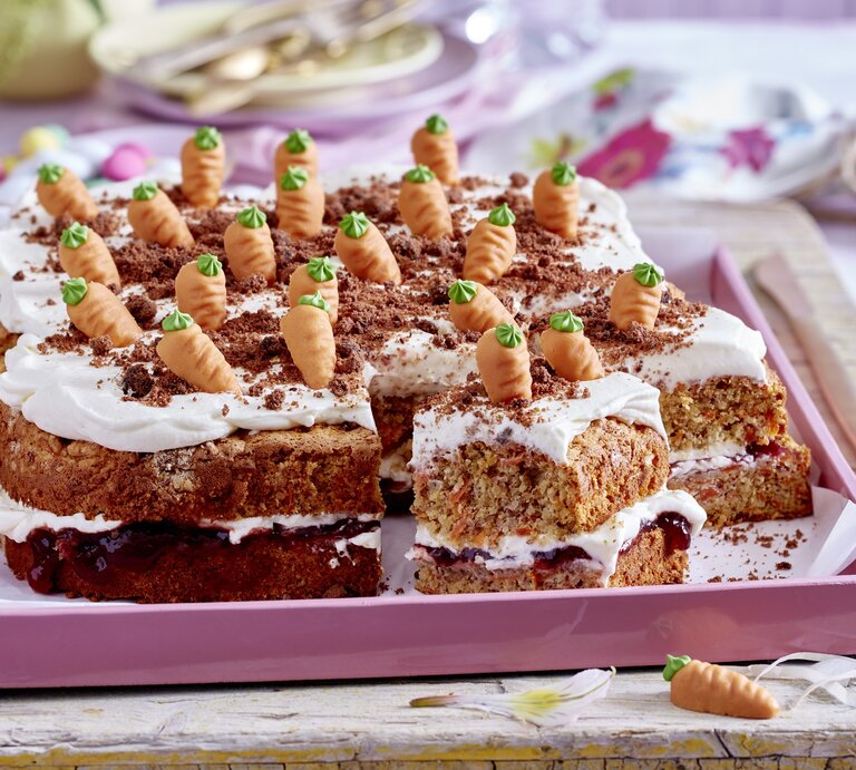 Karotten-Blechkuchen, passen zu Ostern geschmückt. | © Eat Club; Isabell Triemer