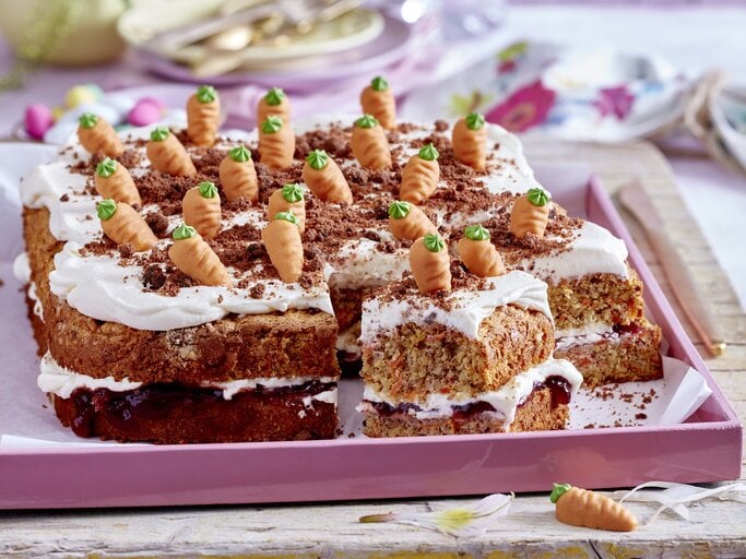 Karotten-Blechkuchen, passen zu Ostern geschmückt. | © Eat Club; Isabell Triemer