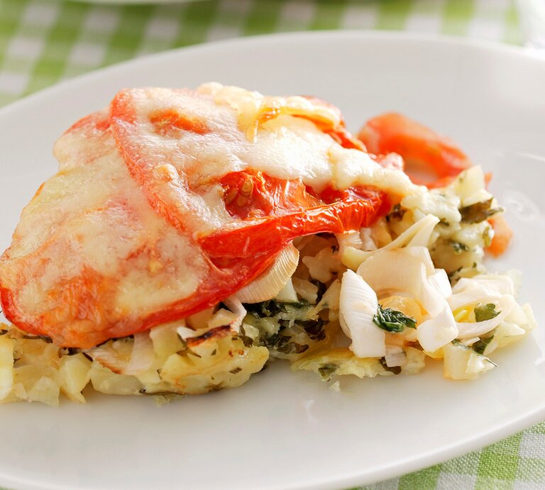 Eierlasagne auf einem weißen Teller. Das Ganze auf einer weiß-grün karierten Tischdecke | © StockFood/Benjamins, Sven